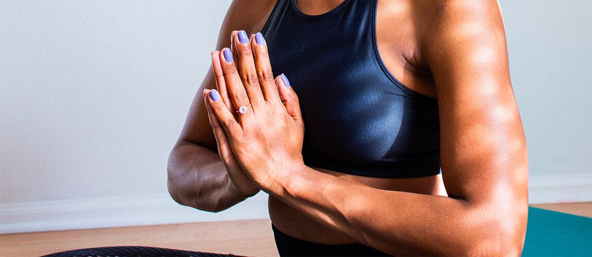 Femme yoga contre le stress - Blog EKTC : La kinésiologie appliquée au stress