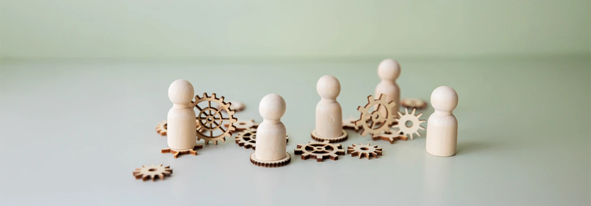 Reconversion professionnelle symbolisée par des pions en bois représentant les choix de carrière