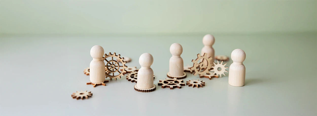 Reconversion professionnelle symbolisée par des pions en bois représentant les choix de carrière